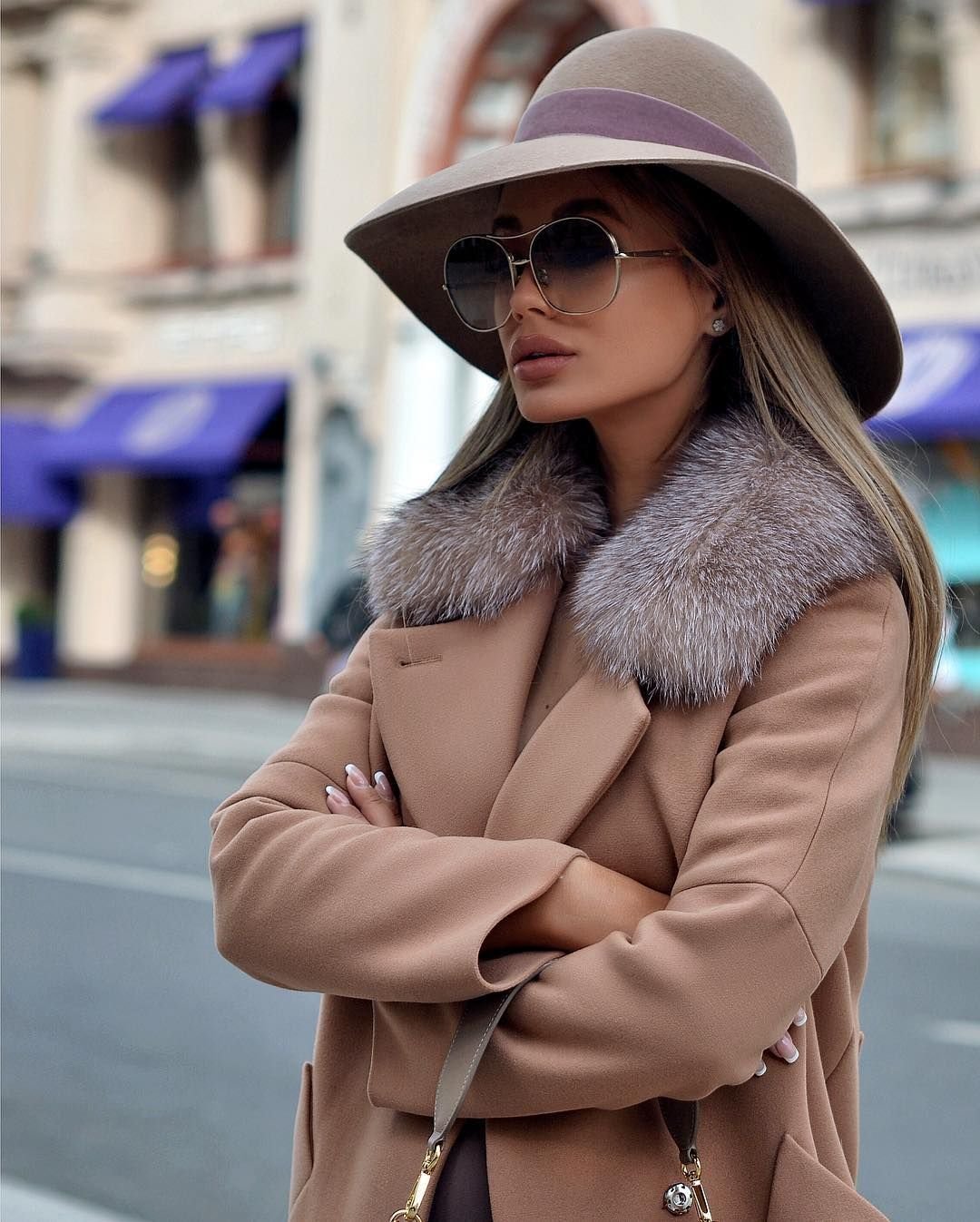 Модная элегантная девушка