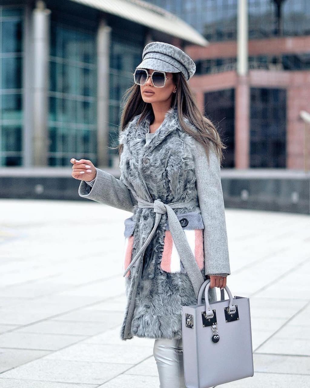 Бежевое пальто и шляпа