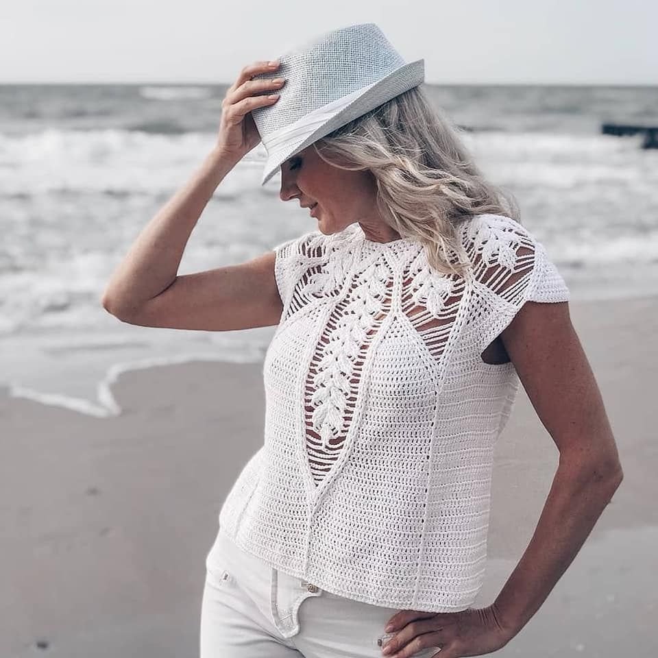 Белая вязаная летняя кофточка