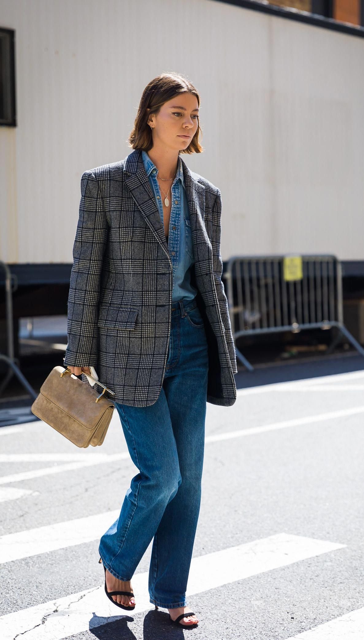 Стильные образы в костюмах женщины