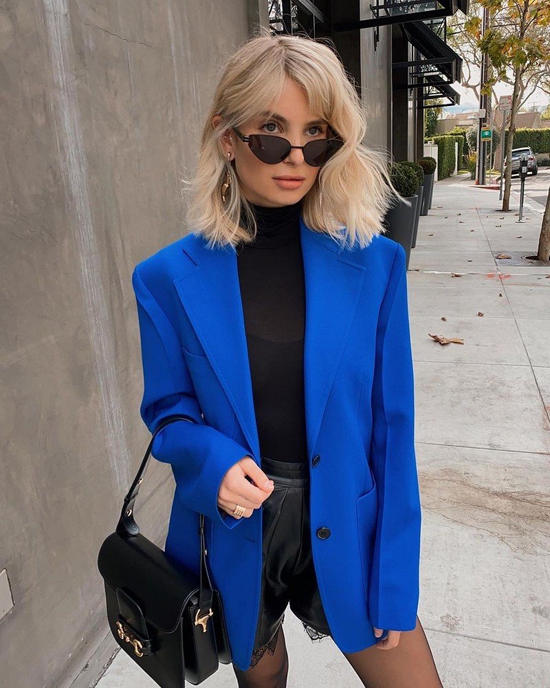 Луки с красными брюками