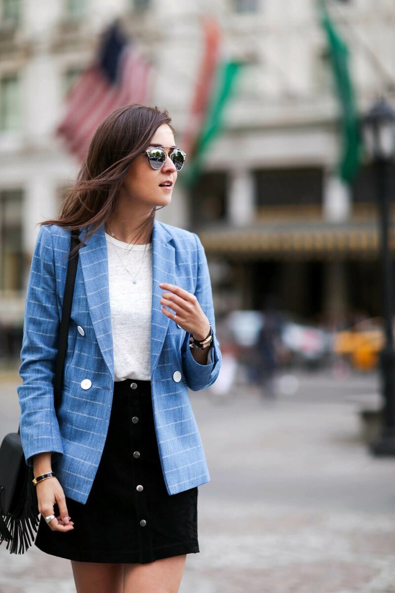 Девушка в деловом костюме