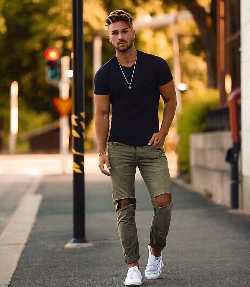 Парень в обычной одежде