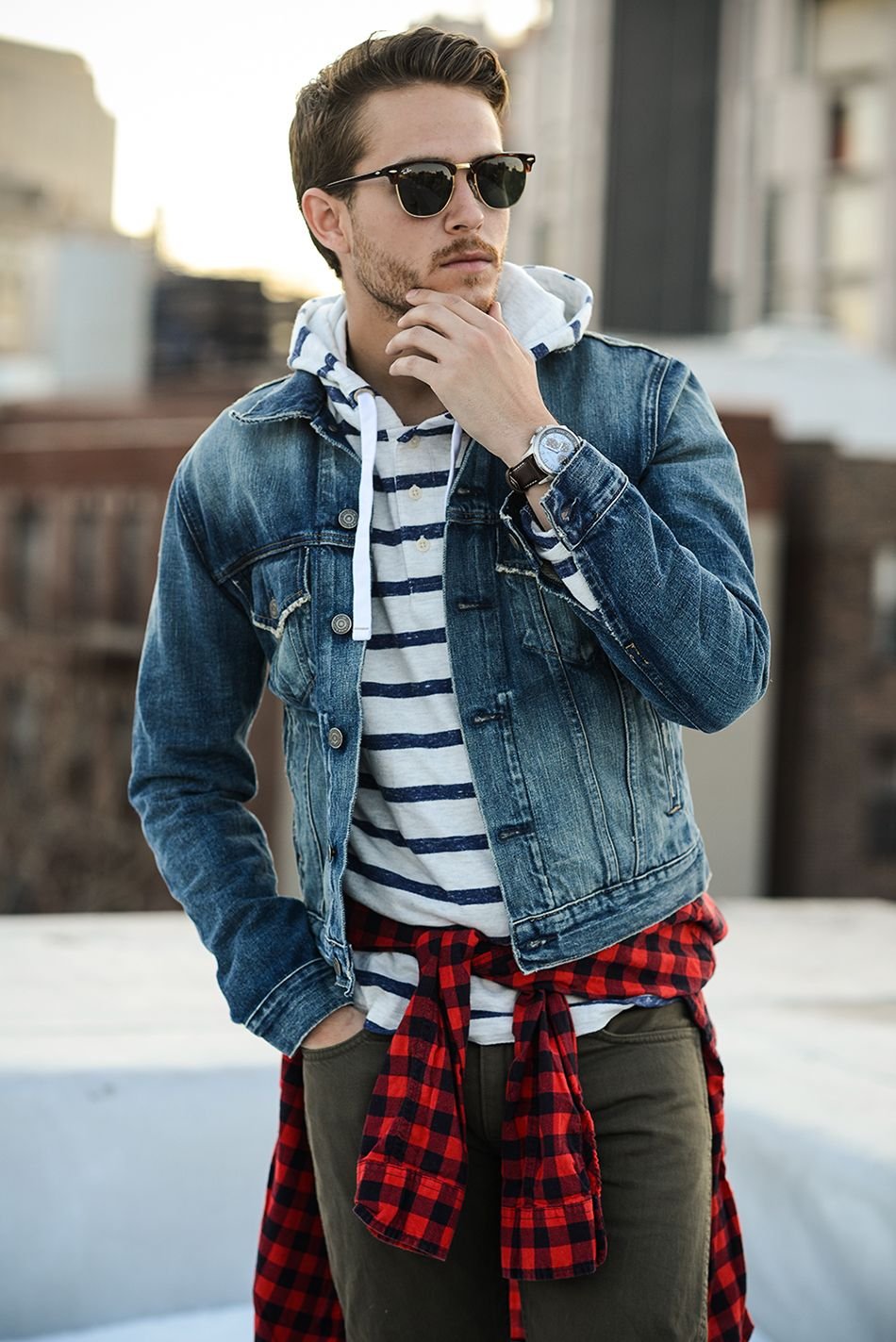 Адам Галлахер в клетчатой рубашке