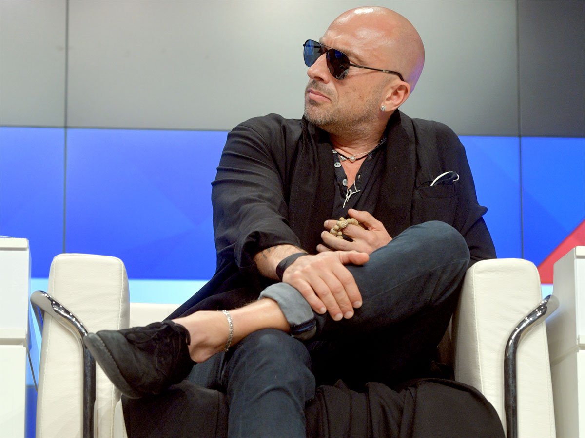 Дмитрий Нагиев курит