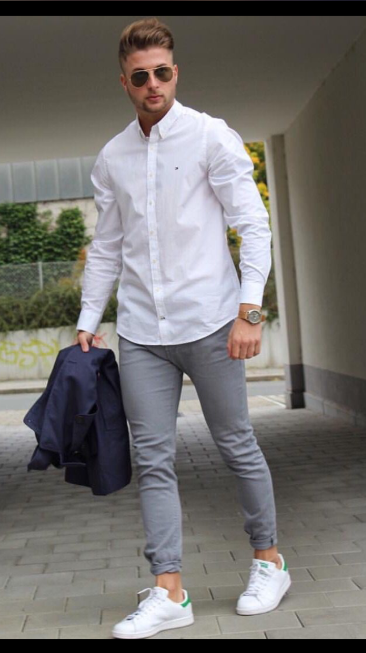 Мужчина в джинсах и рубашке