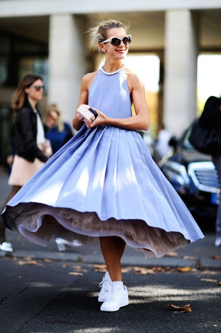 Вечернее платье с кедами