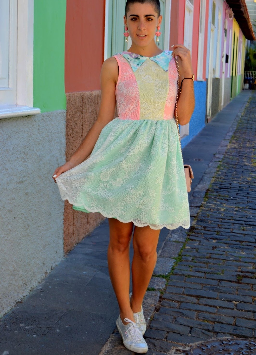 Платье с кроссовками на выпускной