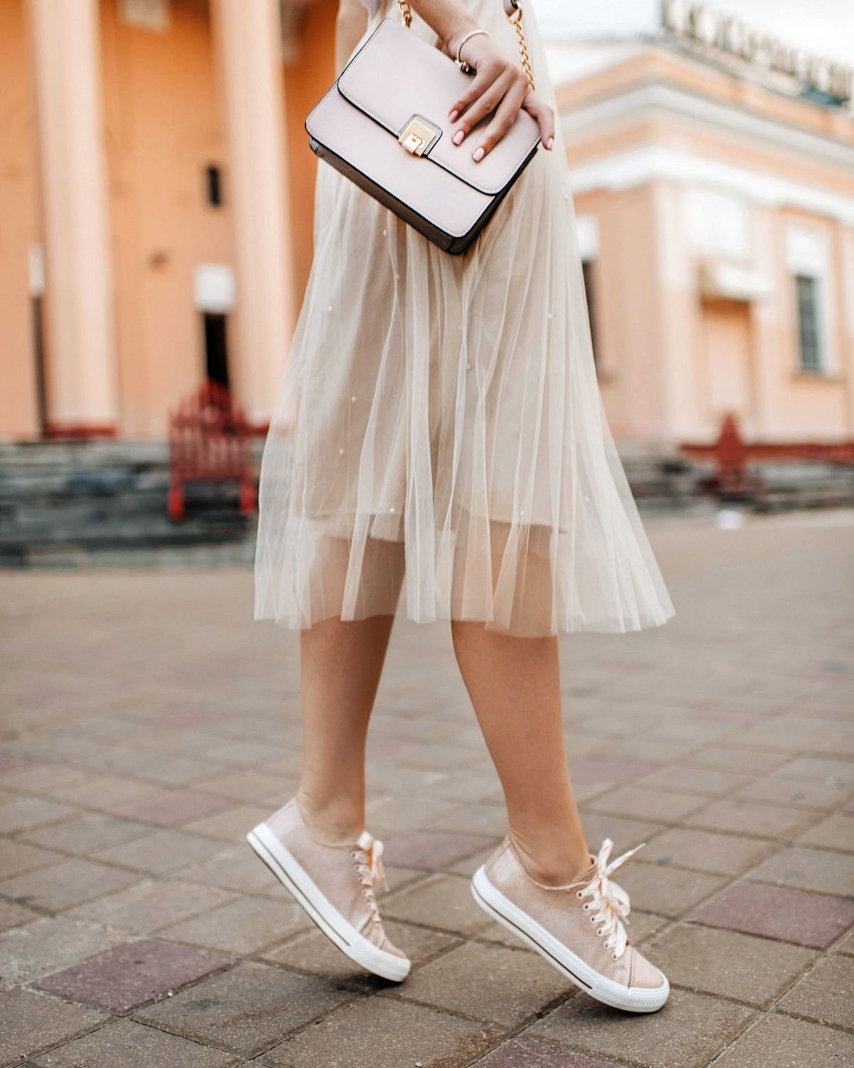 Кроссовки под платье