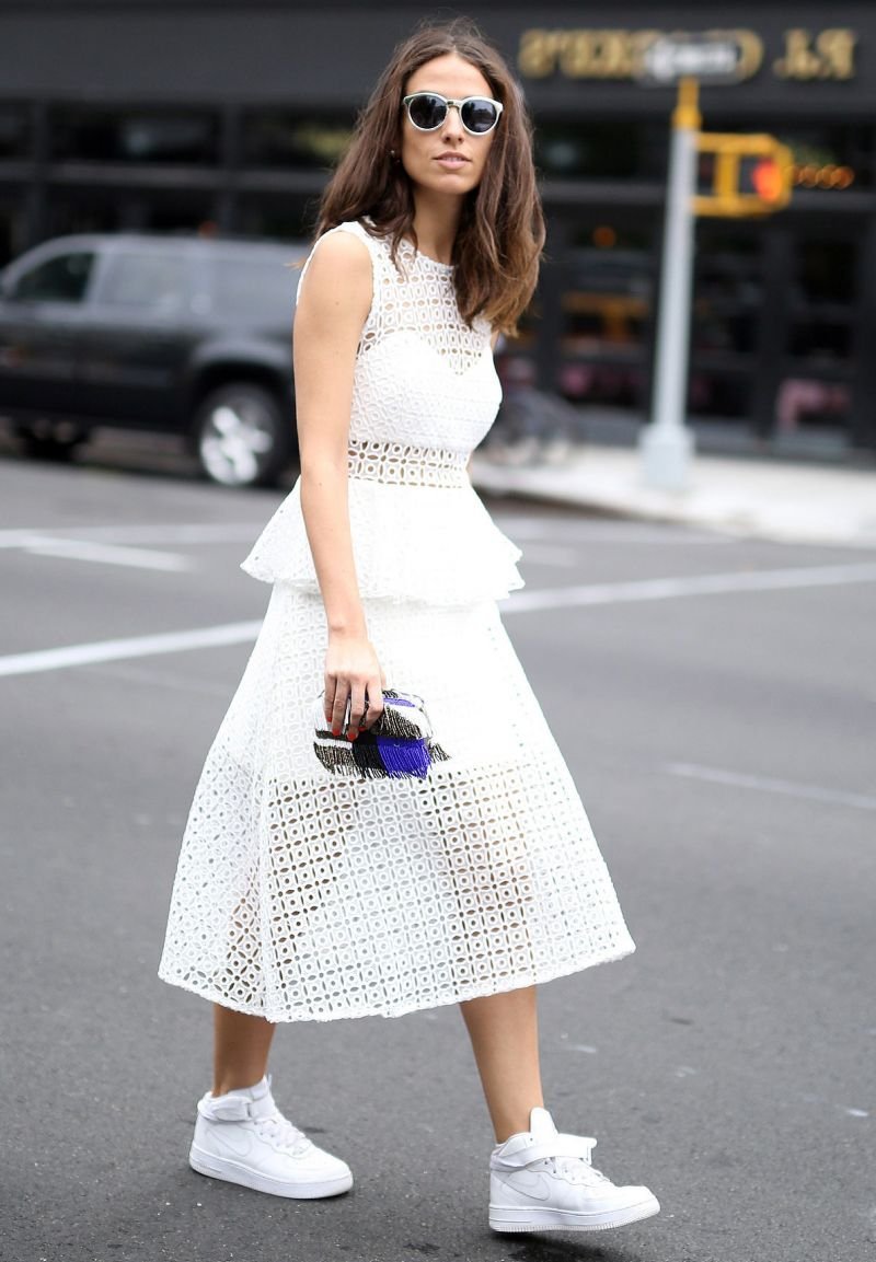 Белые кеды с платьем