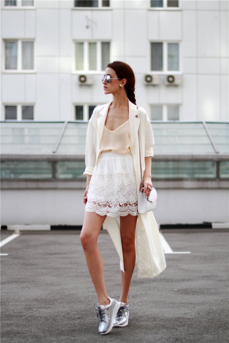 Короткое свадебное платье с кроссовками