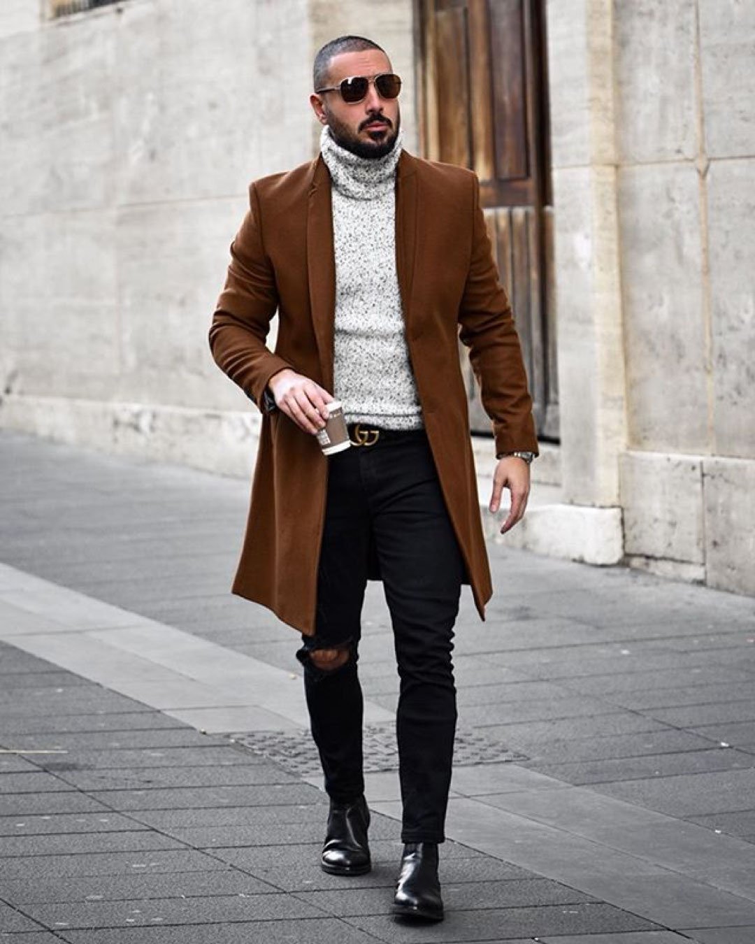 Парень в черном плаще