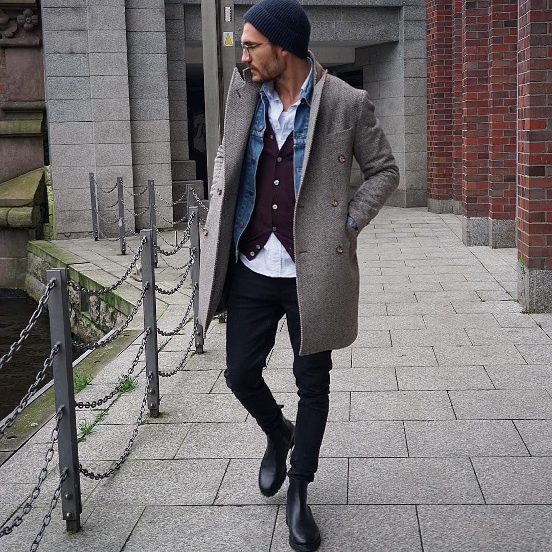 Мужчина в коричневом пальто