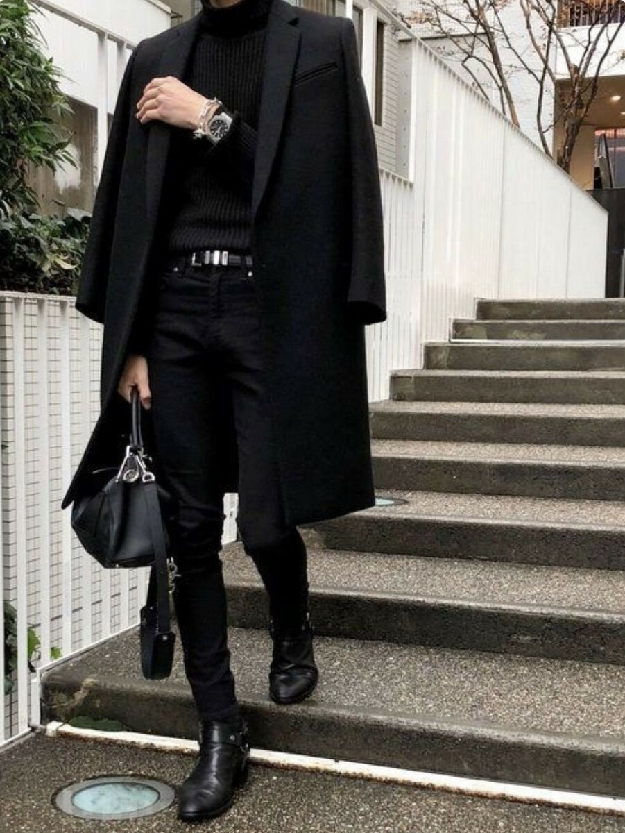 Мужчина в черном пальто