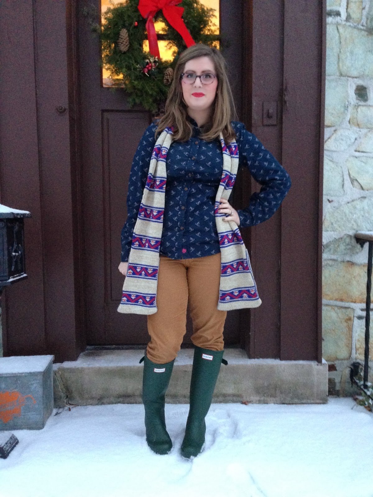 Зеленое пальто с красными сапогами