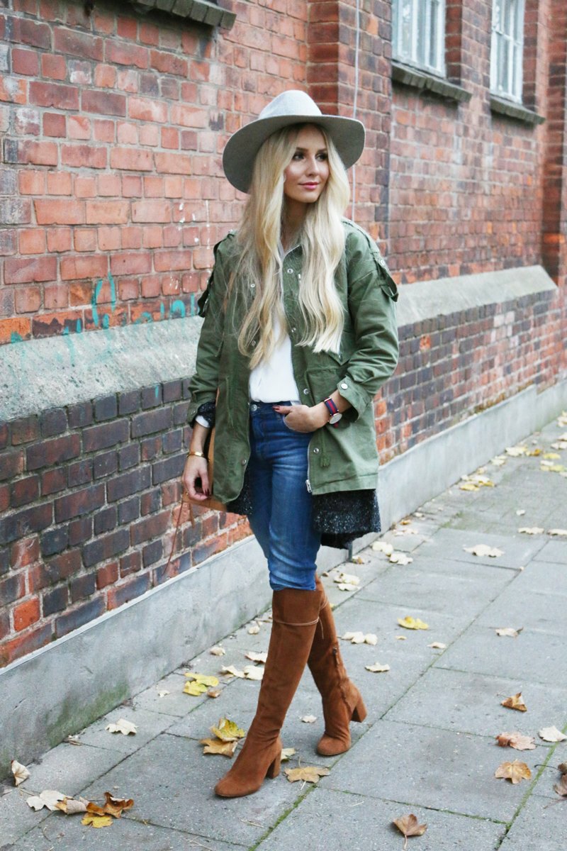 Зеленый свитер с кожаной юбкой