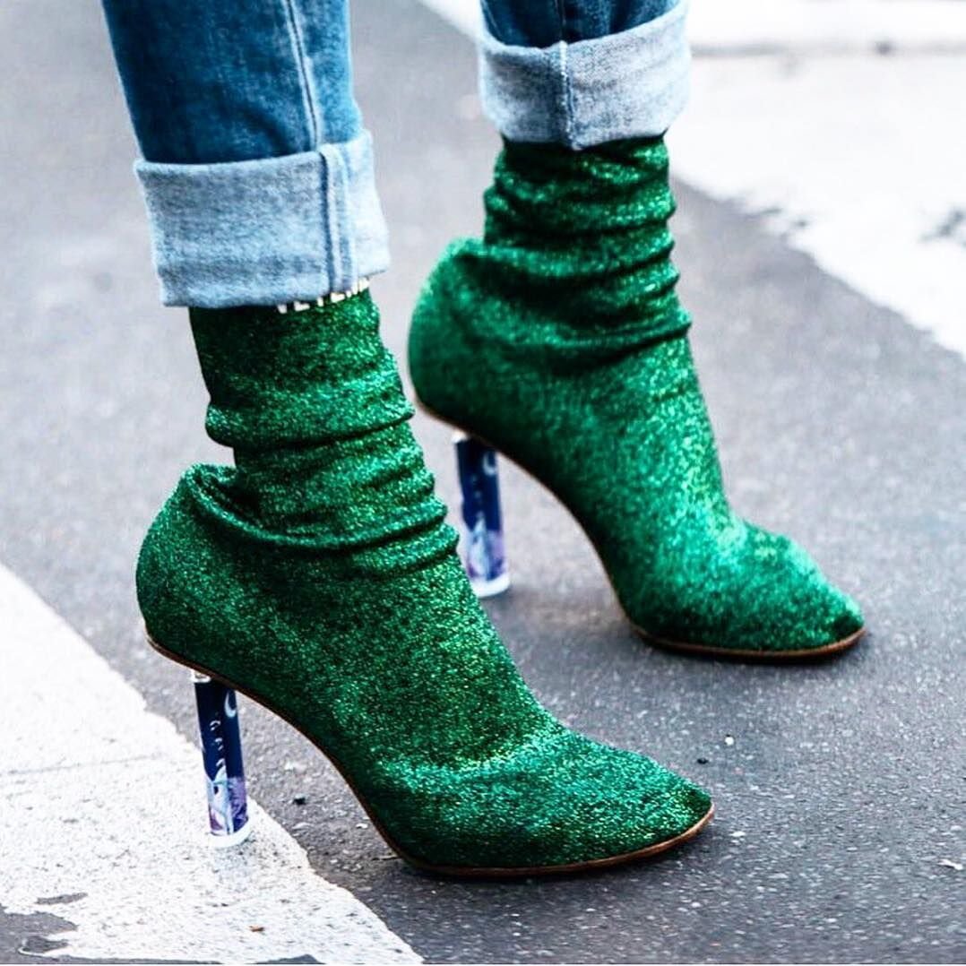 Девушка в пальто и ботфортах