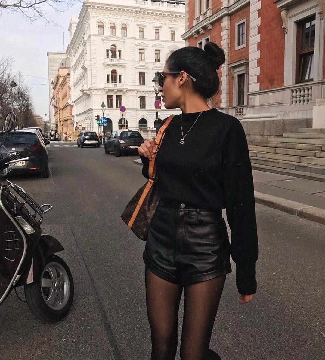 Модный образ с кожаными шортами