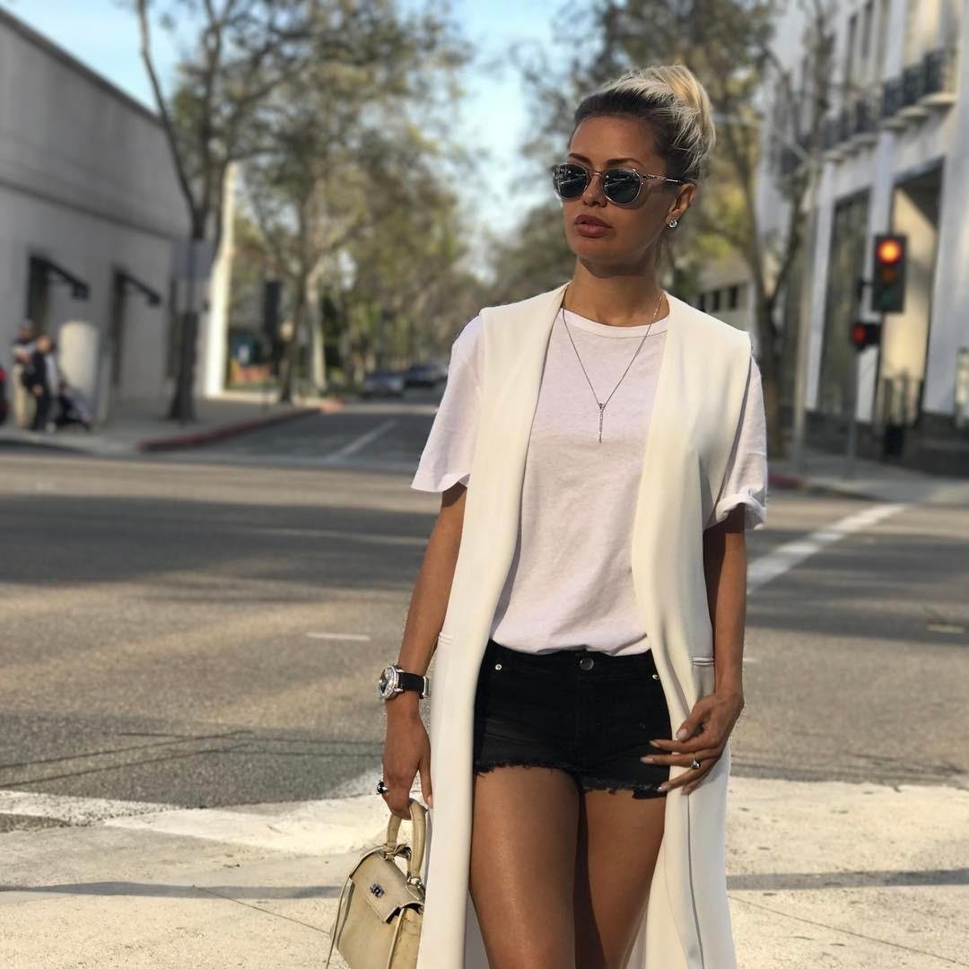 Лук с кожаными шортами