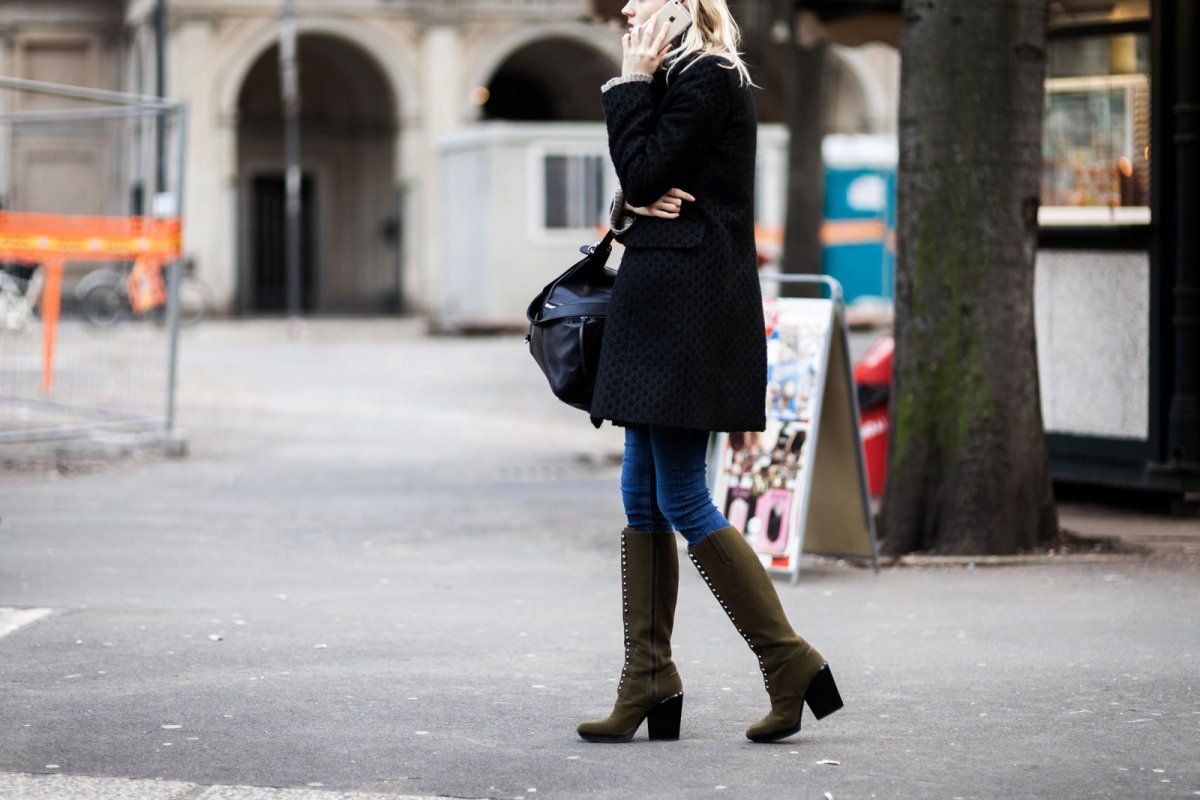 Рэйчел Виллиамс в ботфортах