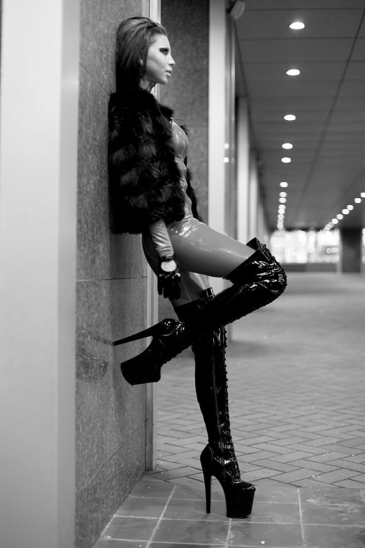 Девушка в длинных сапогах