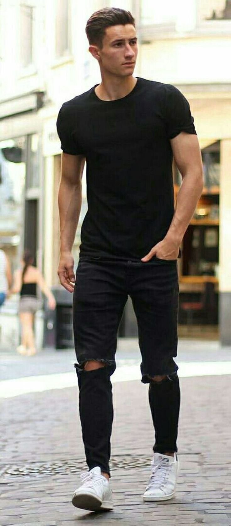 Мужская черная майка и черные джинсы