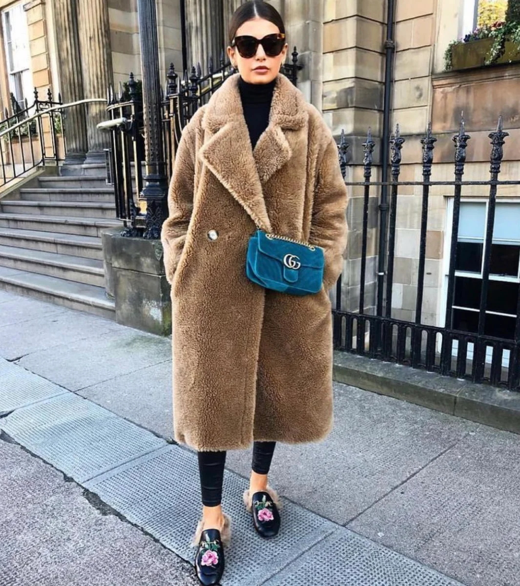 Маргарита Цельсова в пальто