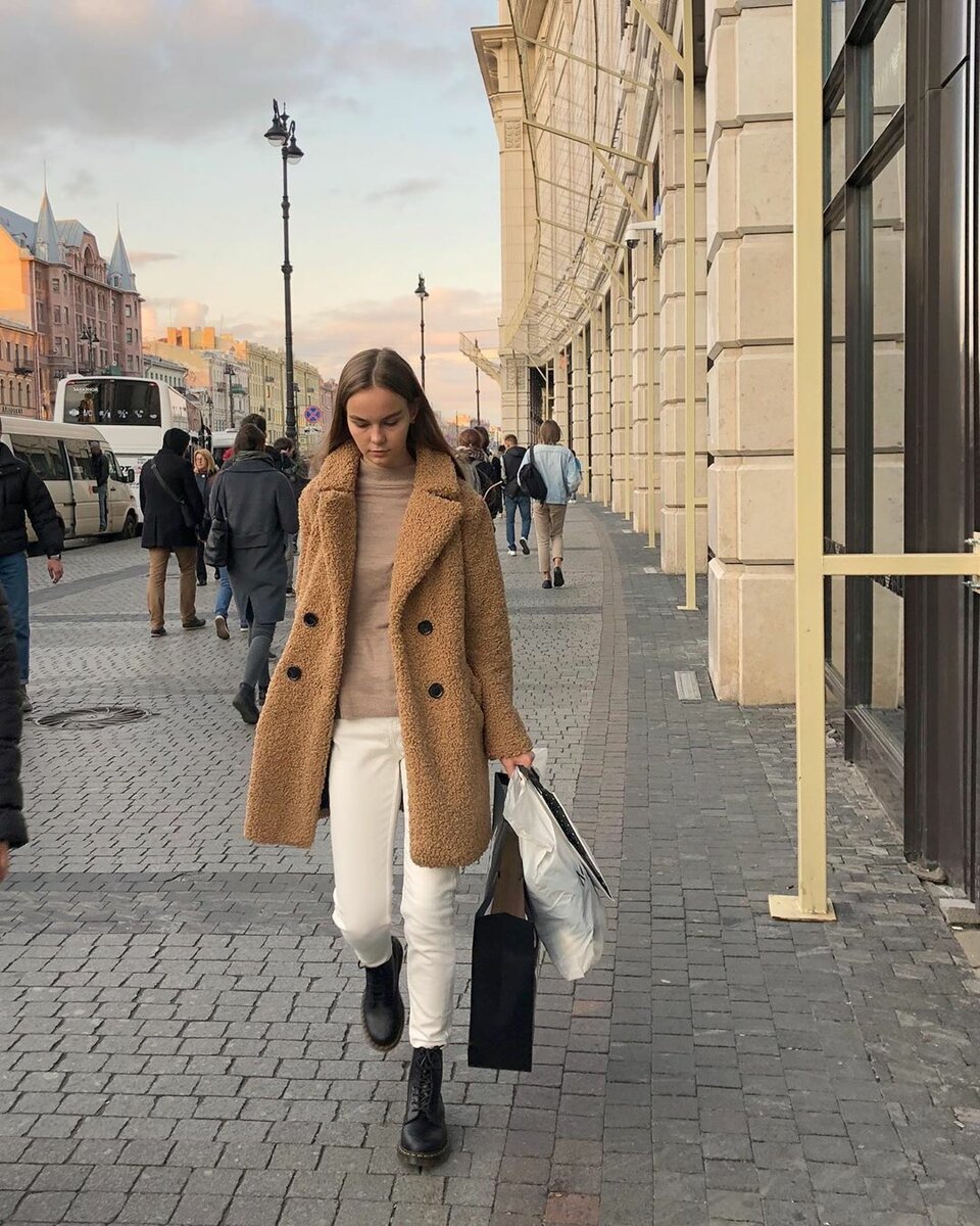 Маргарита Цельсова в пальто