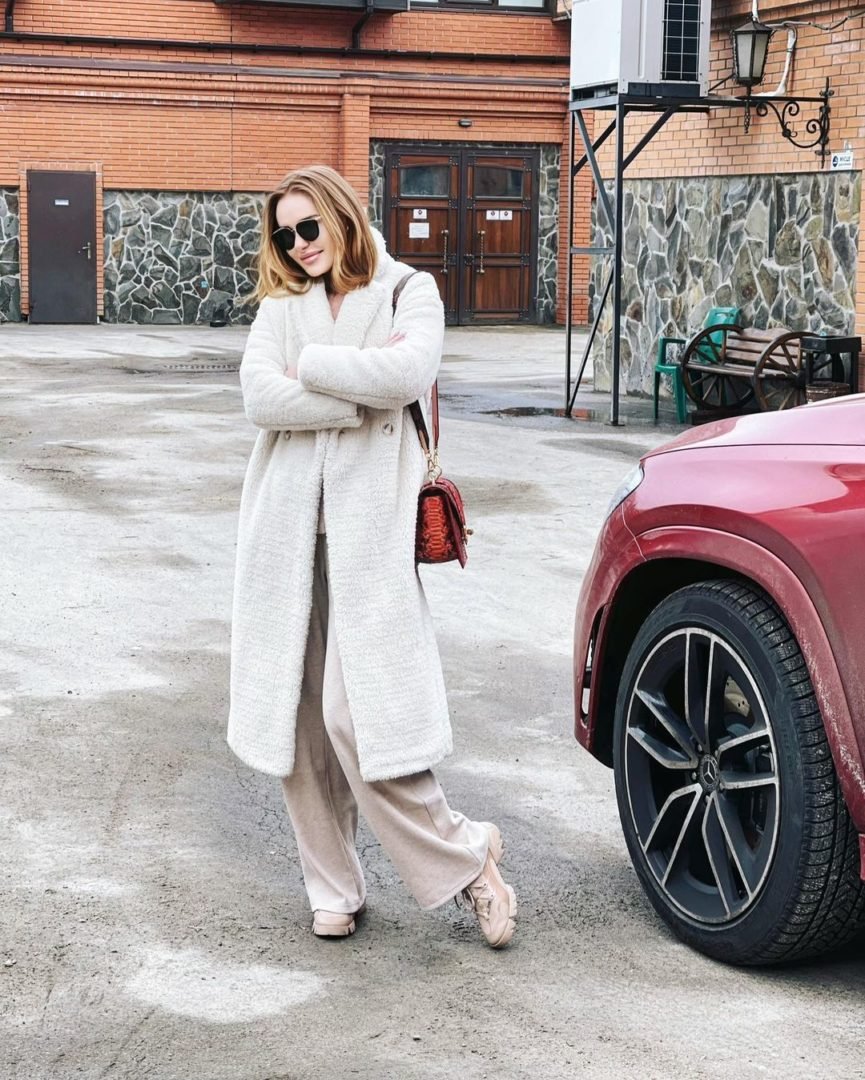 Шубки из экомеха снег на улице 2021 зима автомобиль Россия