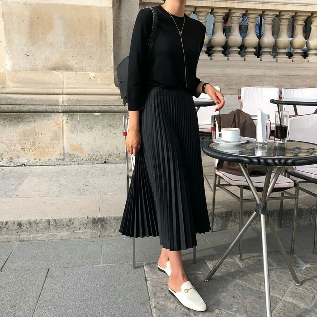 Красная атласная юбка