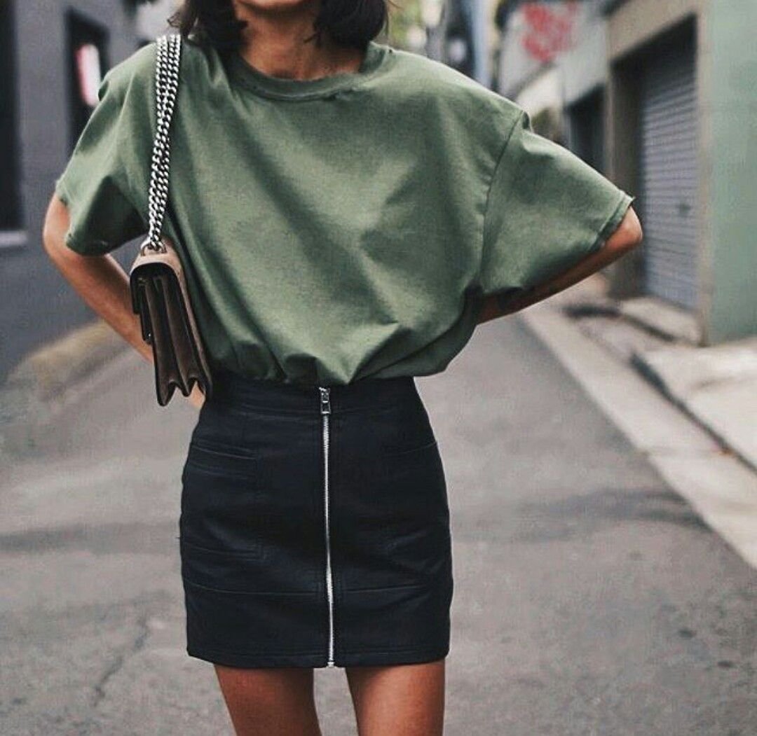 Зеленое платье с кожанкой