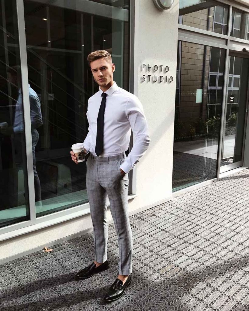 Серые брюки белая рубашка