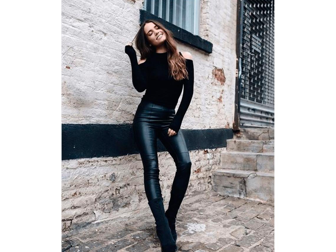 Певица Ханна in Leather