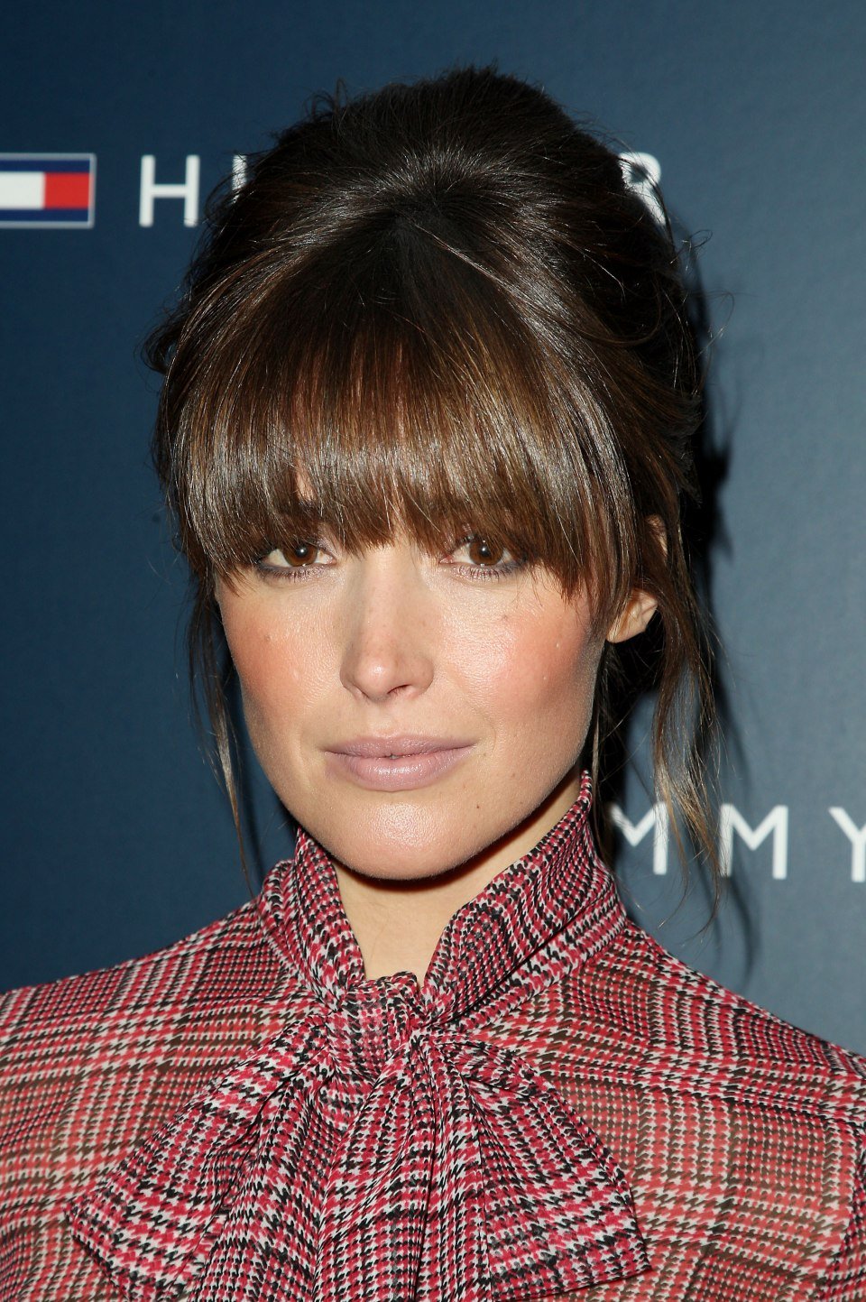 Чёлка полукругом с удлиненными боковыми рваная