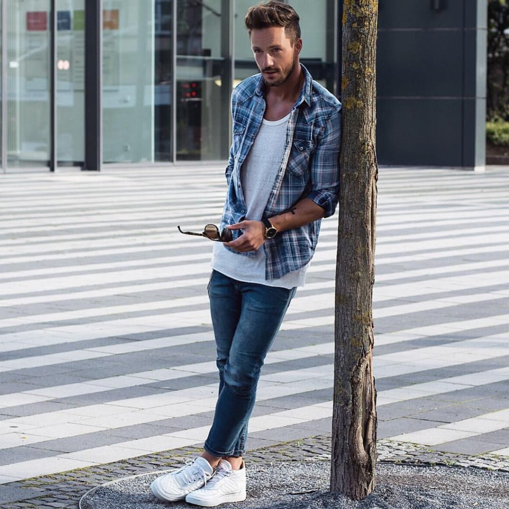 Стильная девушка в джинсах