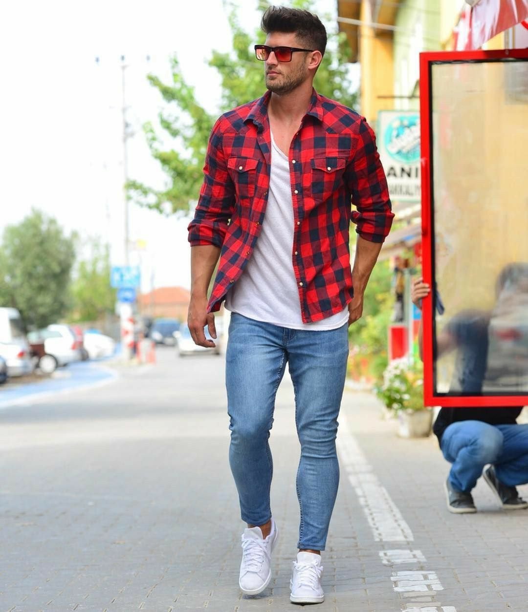 Белая рубашка и джинсы