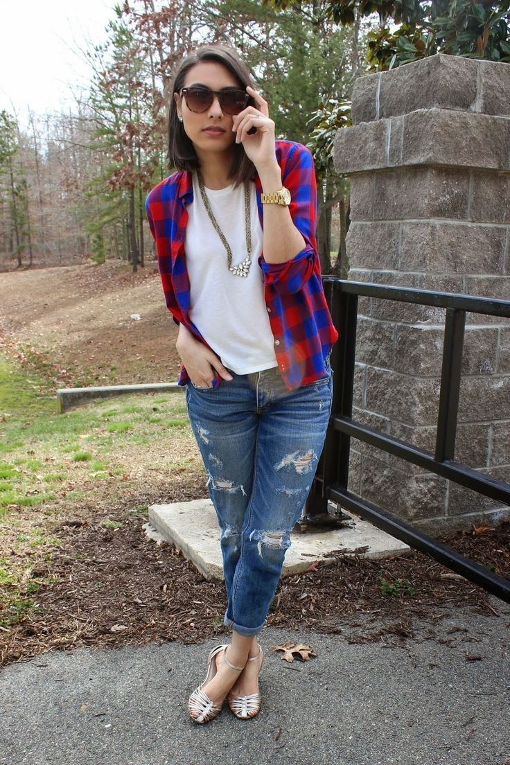 Парень в майке и джинсах