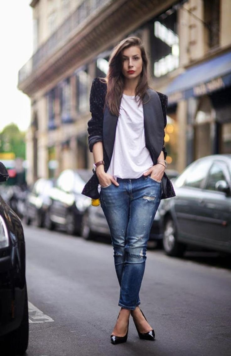 Мужчина в футболке и джинсах