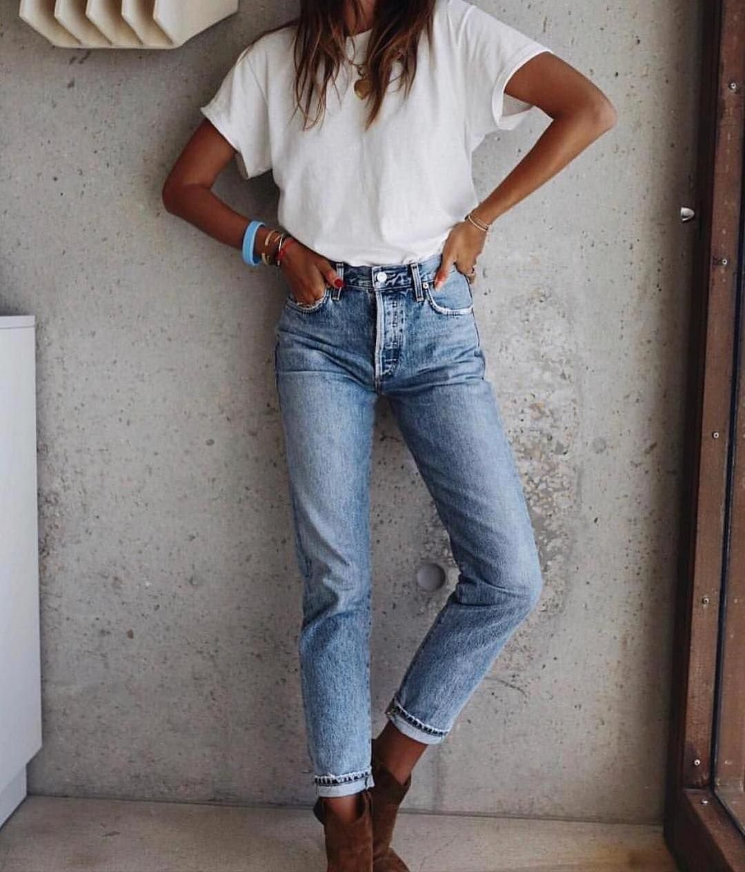 Брюнетки в джинсовых костюмах