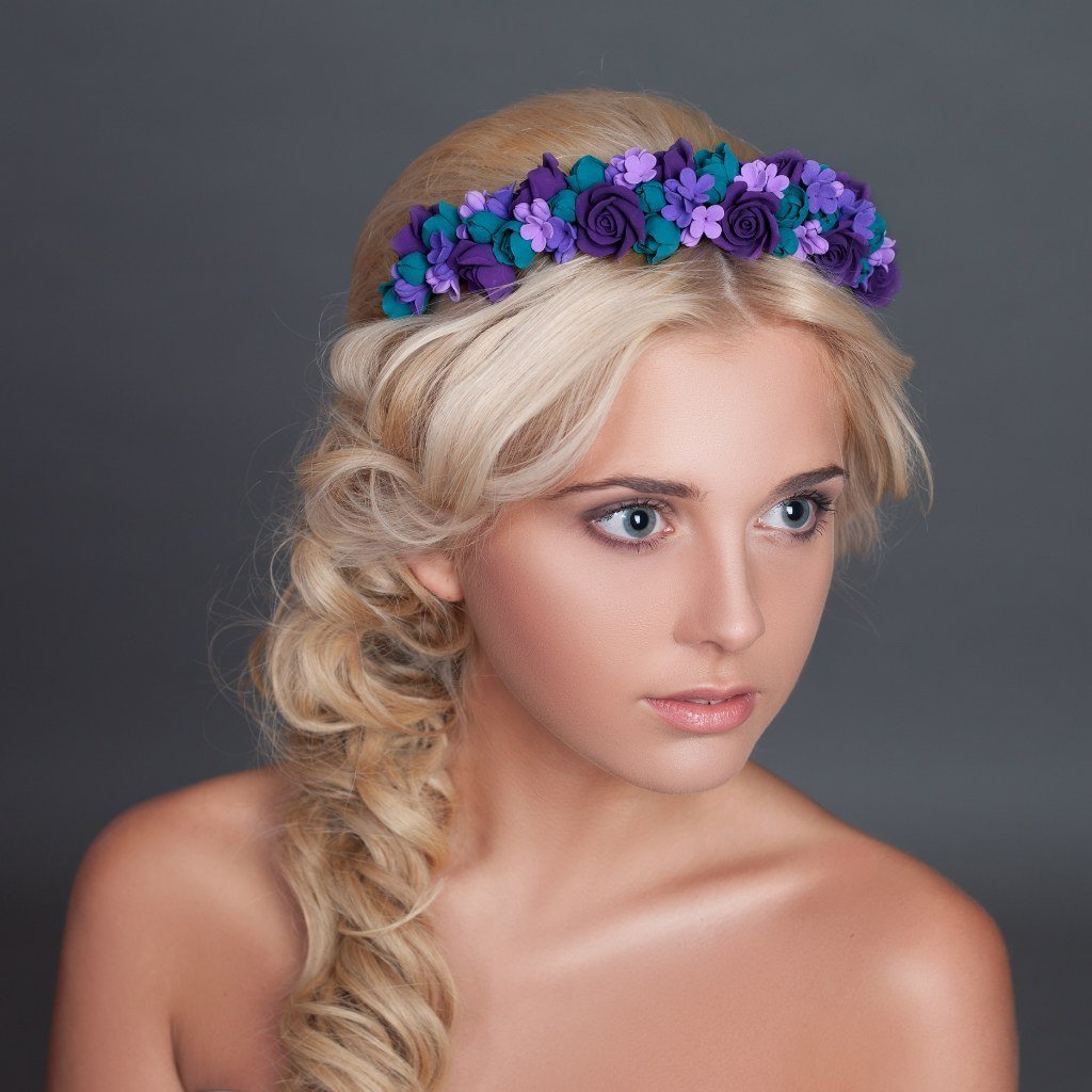 Прическа с ободком из цветов