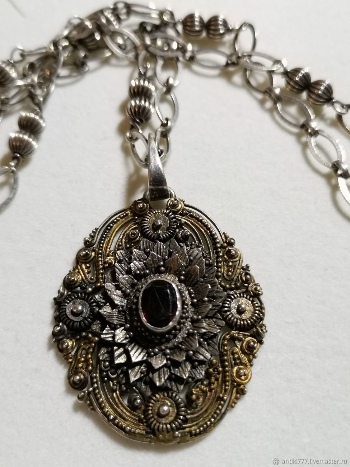 Кулон Локет эпохи Модерн