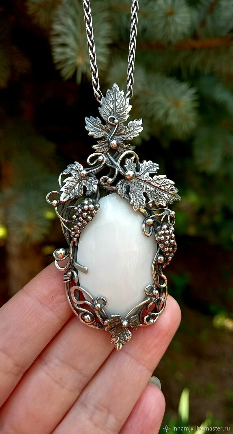 Брошка рябина из бисера