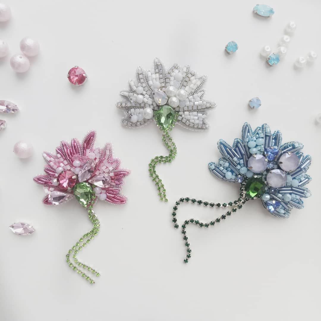 Брошь из бисера в нежных цветах