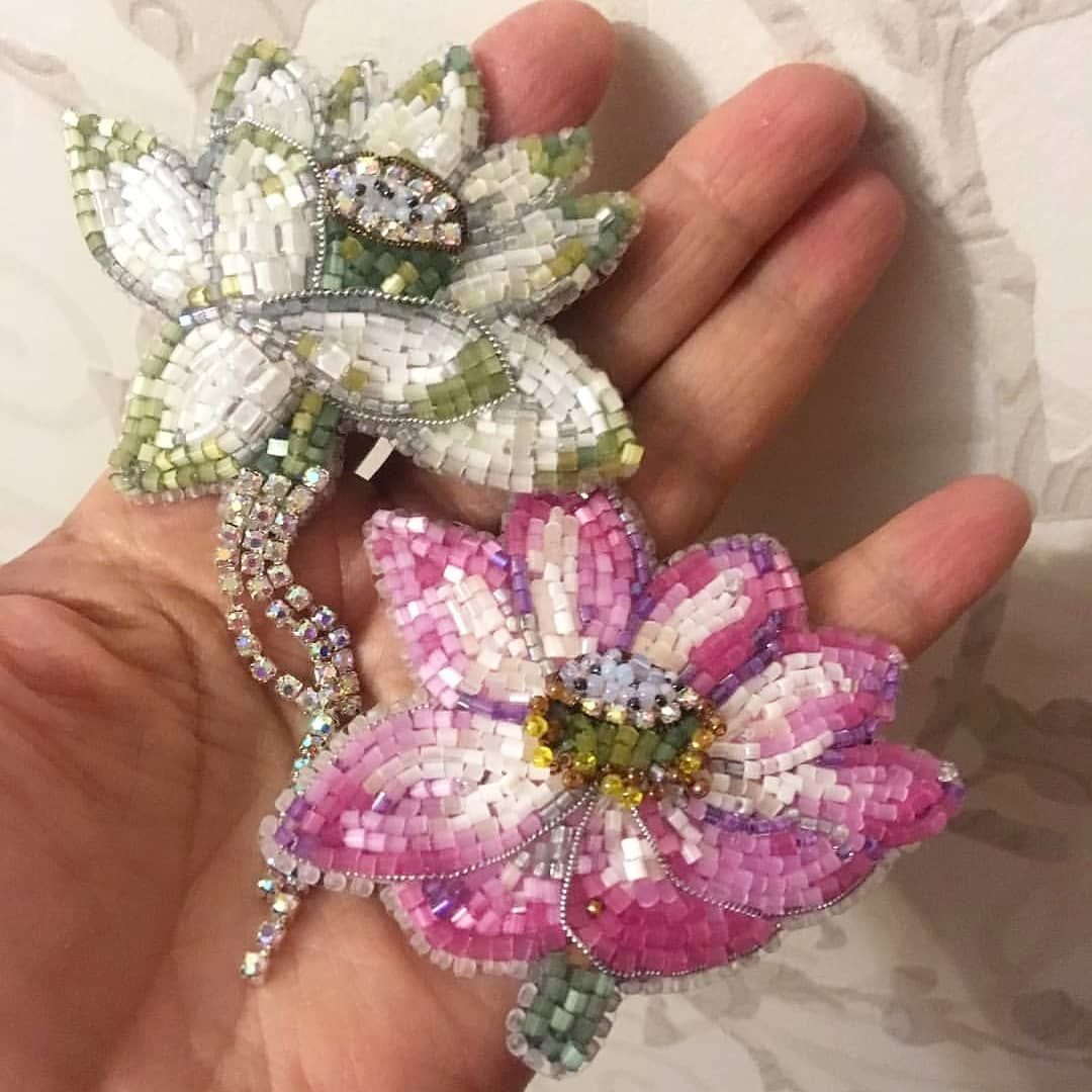 Цветочный кулон из бисера