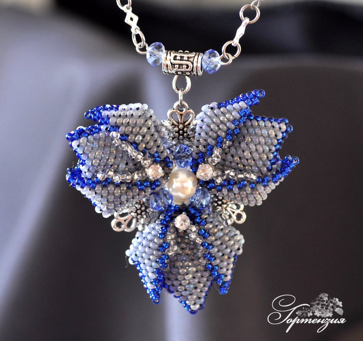 Подвеска цветок из бисера