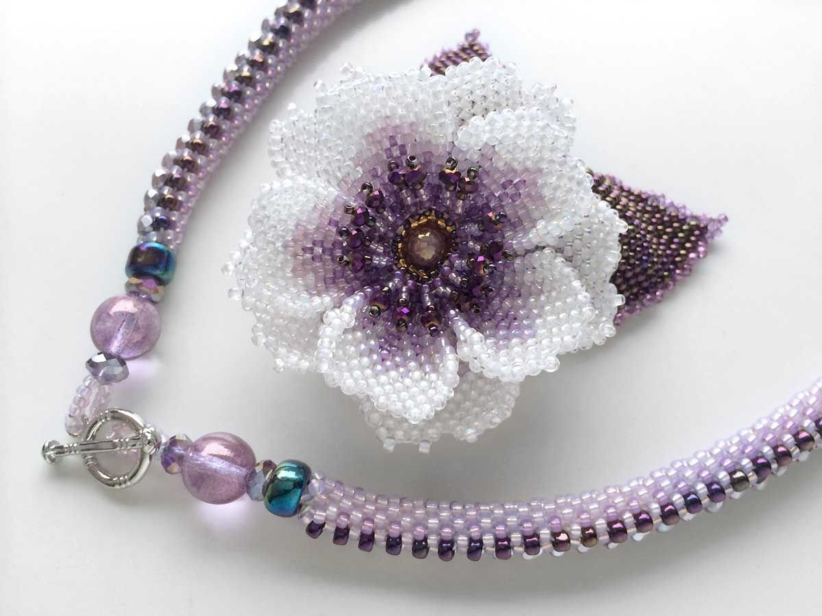 Цветочный кулон из бисера