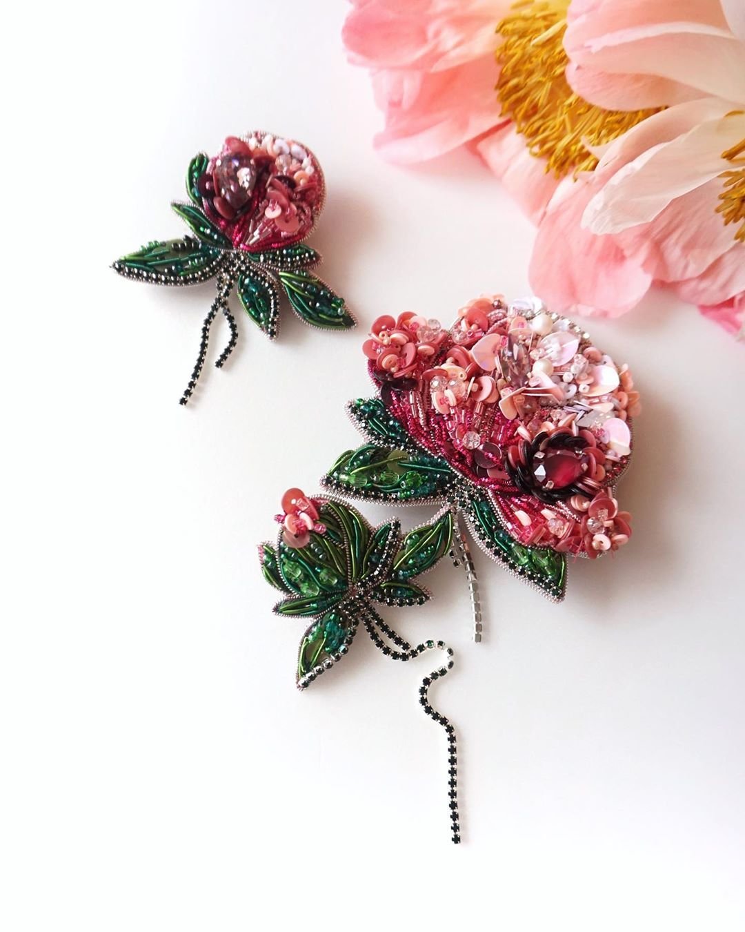 Цветочный кулон из бисера