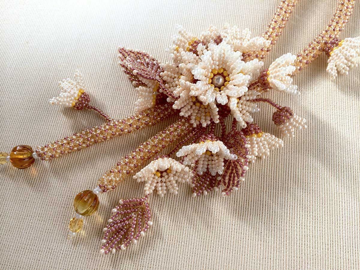 Круглый кулон из бисера цветочки