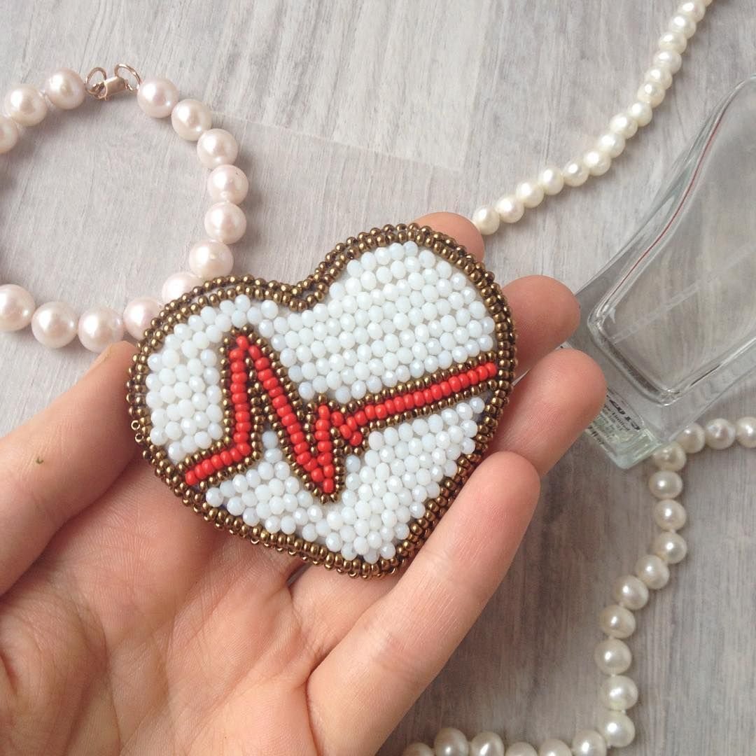 Зимние брошки из бисера