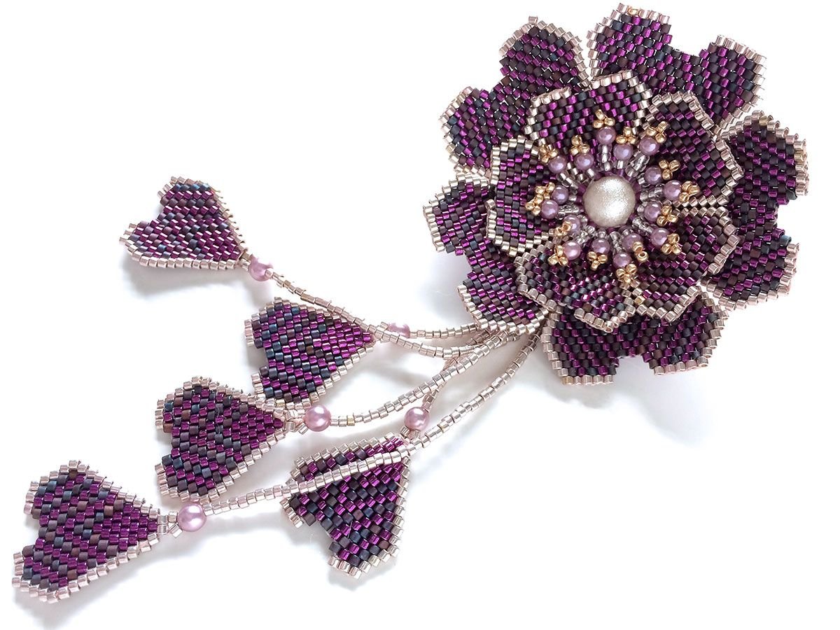 Кулон из бисера с цветами